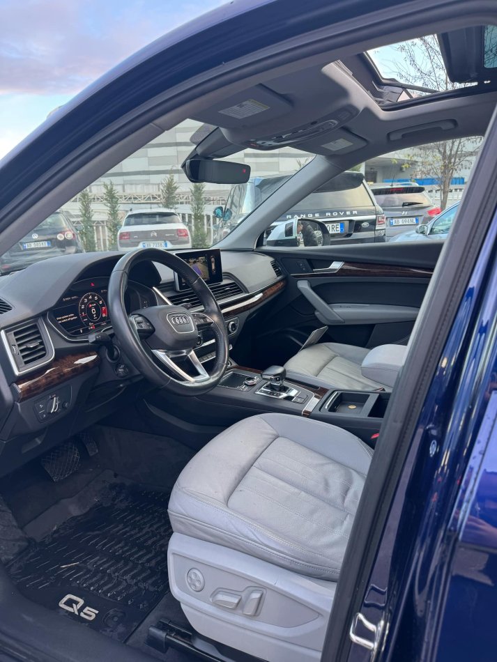 Tirane, shes makine Audi Q5 Benzin, blu e errët automatik 118.468 km 24.000 €