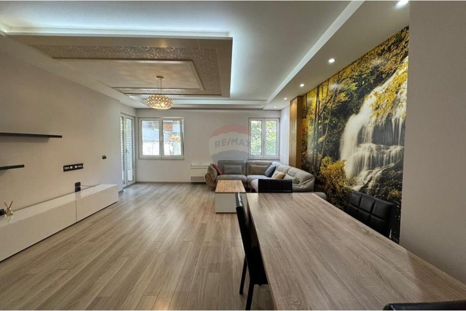 Tirane, jepet me qera apartament 3+1 , 128 m² 2.000 € (Bllok)
