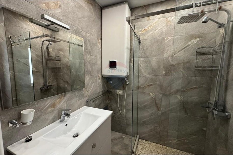 Tirane, jepet me qera apartament 3+1 , 128 m² 2.000 € (Bllok)