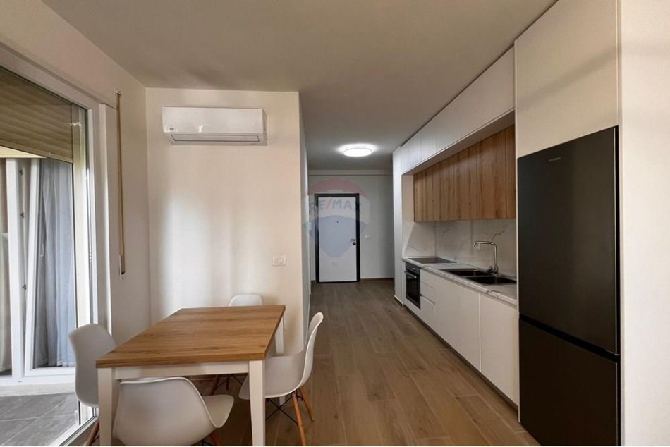 Tirane, jepet me qera apartament 1+1 , 70 m² 550 € (Golden park)