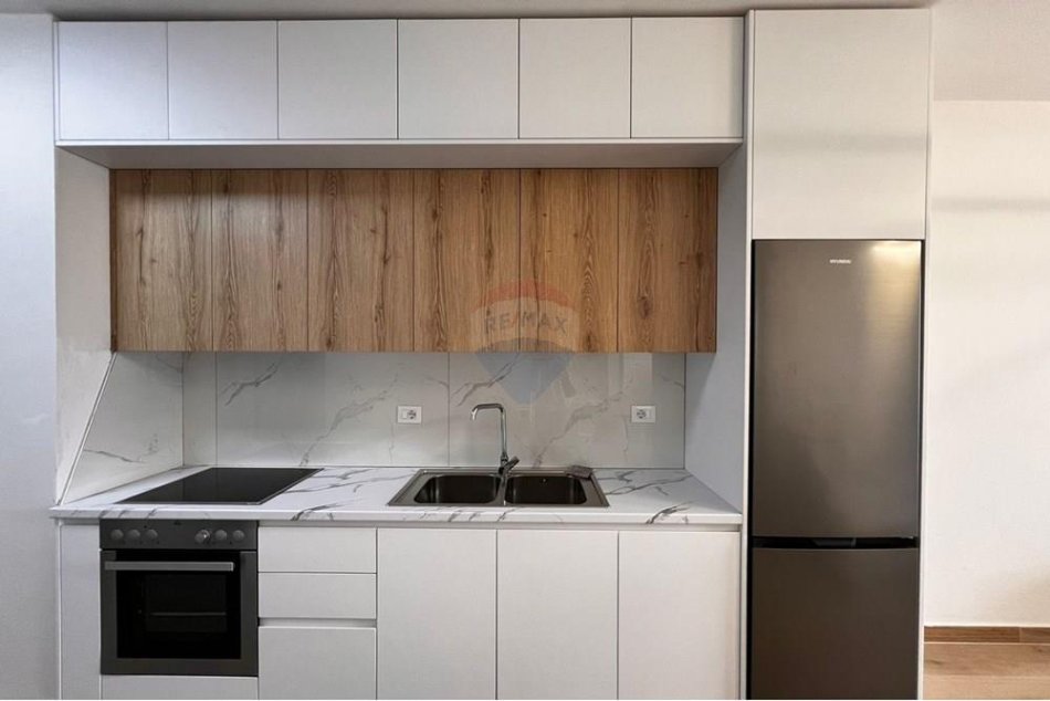 Tirane, jepet me qera apartament 1+1 , 70 m² 550 € (Golden park)