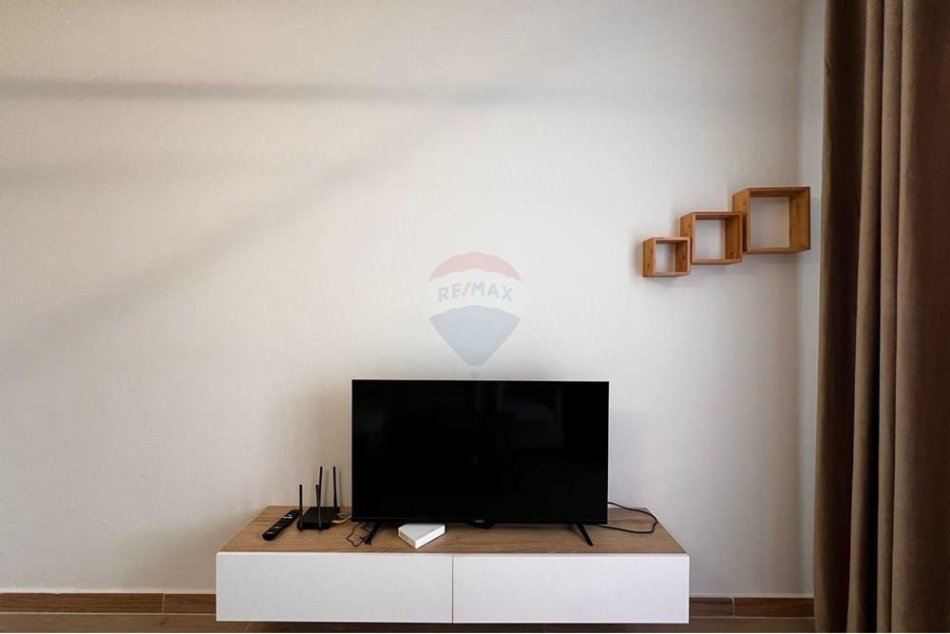 Tirane, jepet me qera apartament 1+1 , 70 m² 550 € (Golden park)