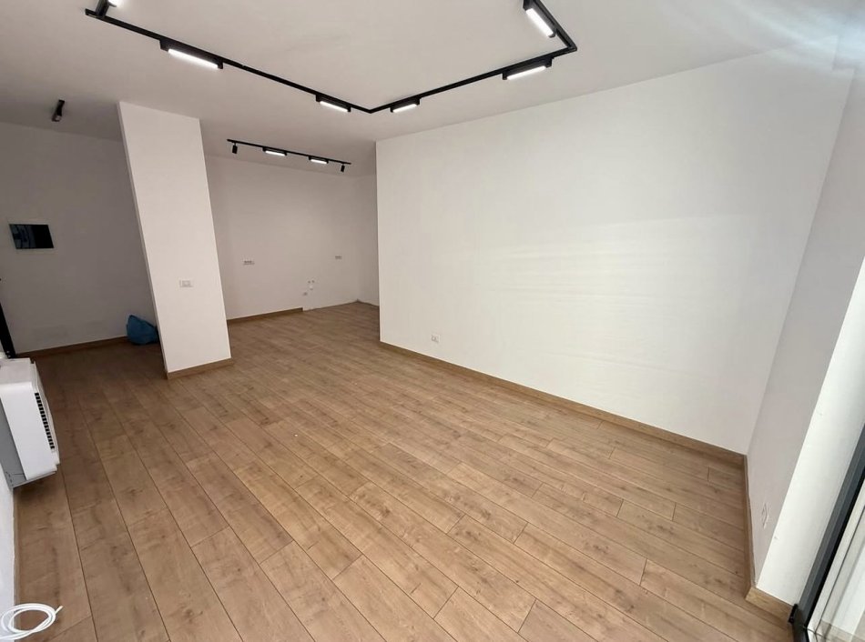 Tirane, jepet me qera apartament 2+1+Ballkon Kati 2, 92 m² 600 € (Stacioni i Trenit)