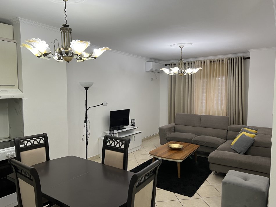 Tirane, jepet me qera apartament 2+1+Ballkon Kati 4, 86 m² 650 € (Rruga bilal golemi)