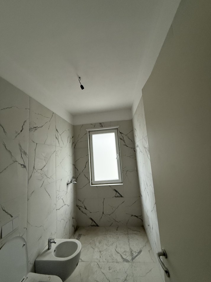 Tirane, shitet apartament 2+1+Ballkon Kati 2, 84 m² 93.000 € (Univers City Gati Per Banim Prane Parkut)