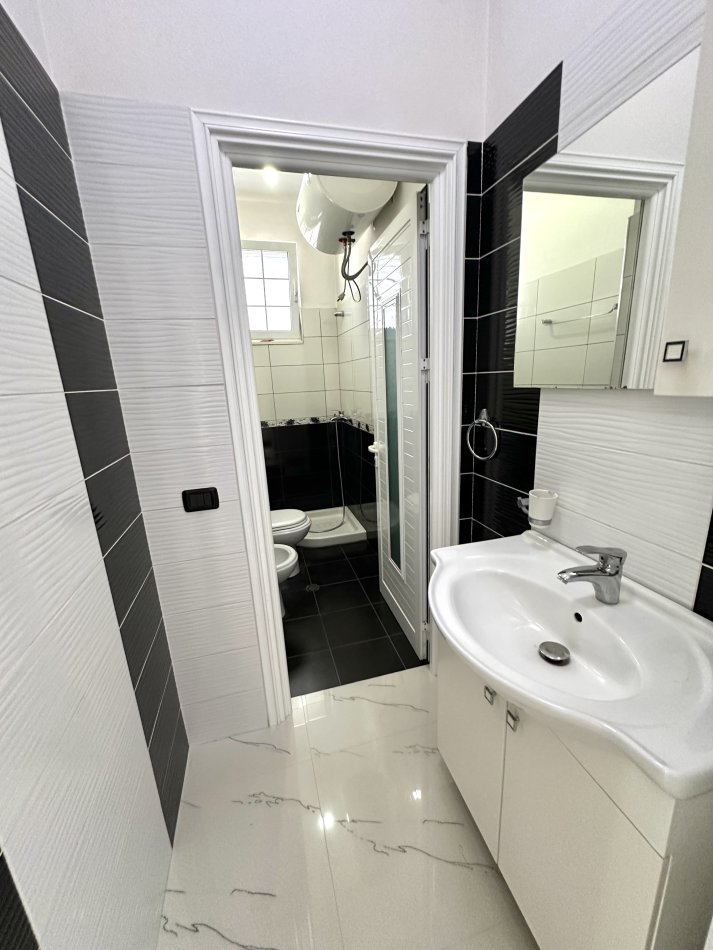 Tirane, jepet me qera Vile 3+1+Aneks+Ballkon Kati 2, 174 m² 750 € (Mbi Kompleksin Marga Kontakt)