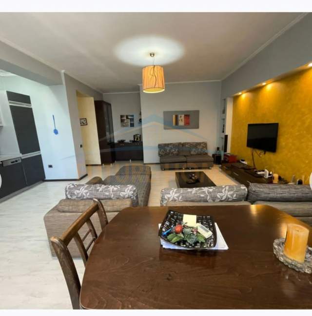Tirane, jepet me qera apartament 2+1 Kati 2, 110 m² 700 Euro (Ish Ekspozita)