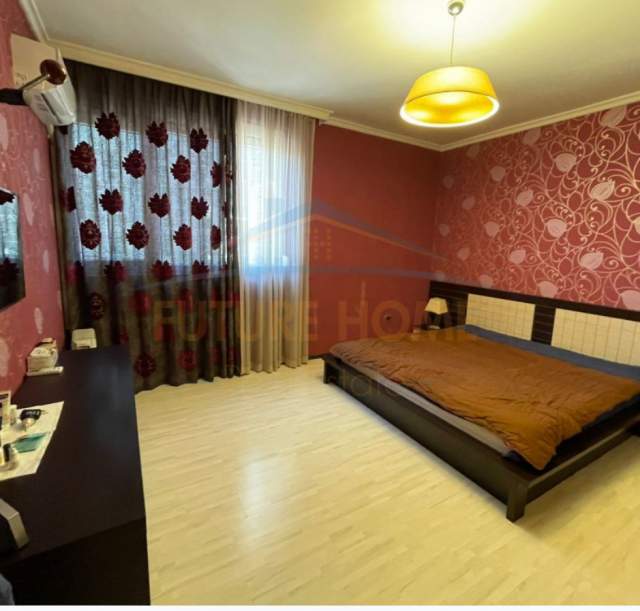 Tirane, jepet me qera apartament 2+1 Kati 2, 110 m² 700 Euro (Ish Ekspozita)