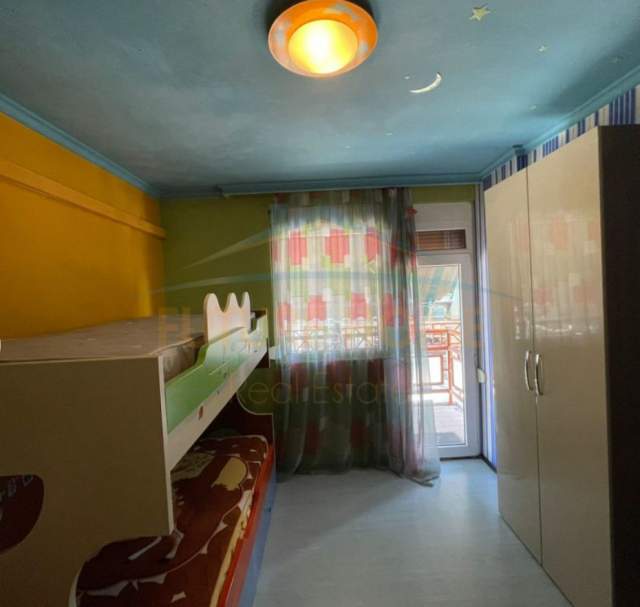 Tirane, jepet me qera apartament 2+1 Kati 2, 110 m² 700 Euro (Ish Ekspozita)
