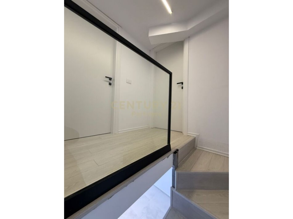 Tirane, jepet me qera ambjent biznesi Kati 1, 69 m² 1.200 € (Përballë Spitalit Amerikan 3)