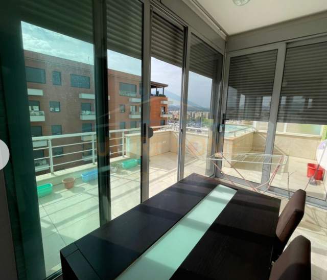Tirane, jepet me qera apartament 2+1 Kati 10, 145 m² 600 Euro (Zog i Zi)