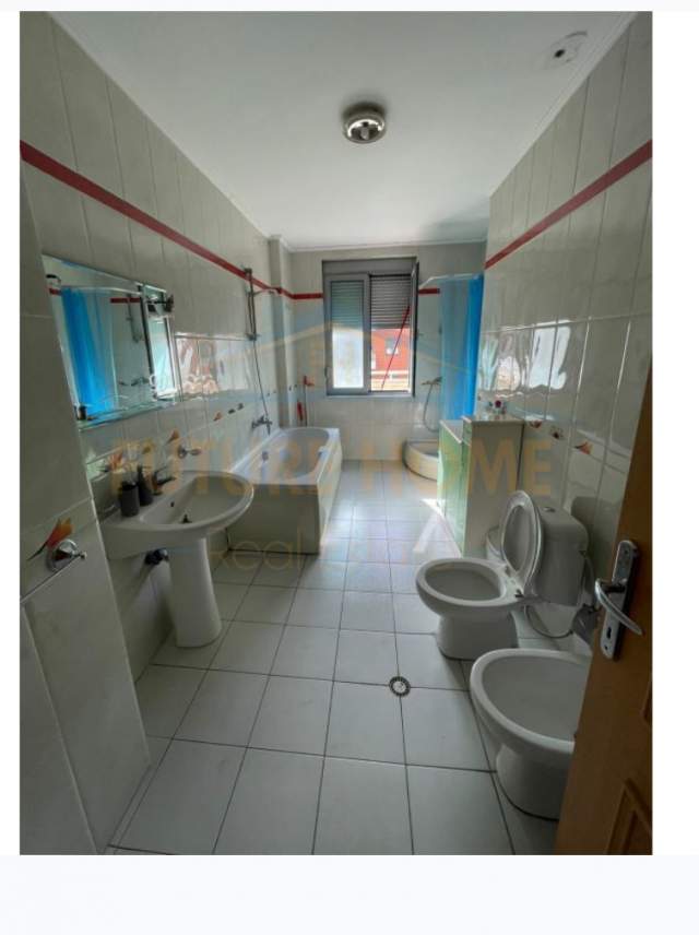 Tirane, jepet me qera apartament 2+1 Kati 10, 145 m² 600 Euro (Zog i Zi)