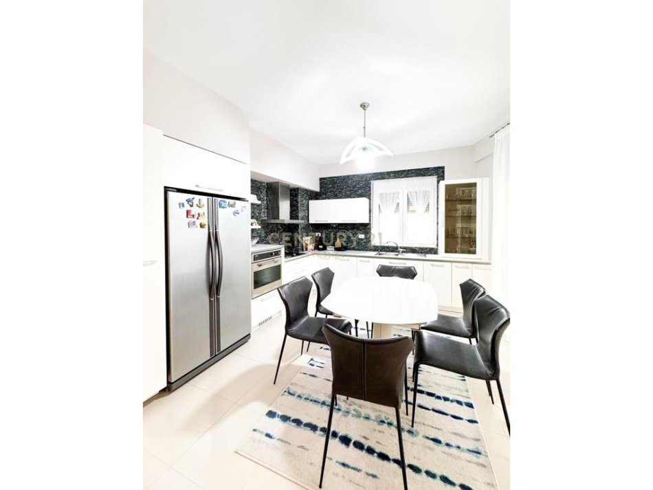 Durres, shitet apartament 2+1 Kati 2, 114 m² 248.000 € (Bar restorant Ron)