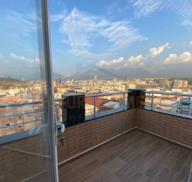 Tirane, jepet me qera apartament 2+1 Kati 12, 90 m² 750 Euro (Komuna Parisit)