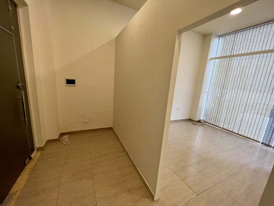 Tirane, jepet me qera zyre Kati 0, 44 m² 600 € (Ish Ekspozita)