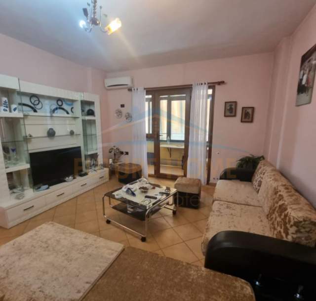 Tirane, shitet apartament 2+1 Kati 5, 120 m² 120 Euro (Laprak)