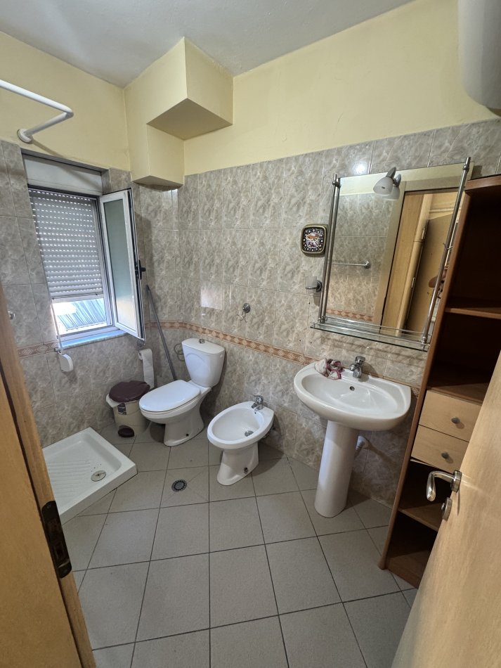Tirane, jepet me qera apartament 1+1+Ballkon Kati 3, 70 m² 430 € (Rr. E Kavajes perballe Delijorgjit)