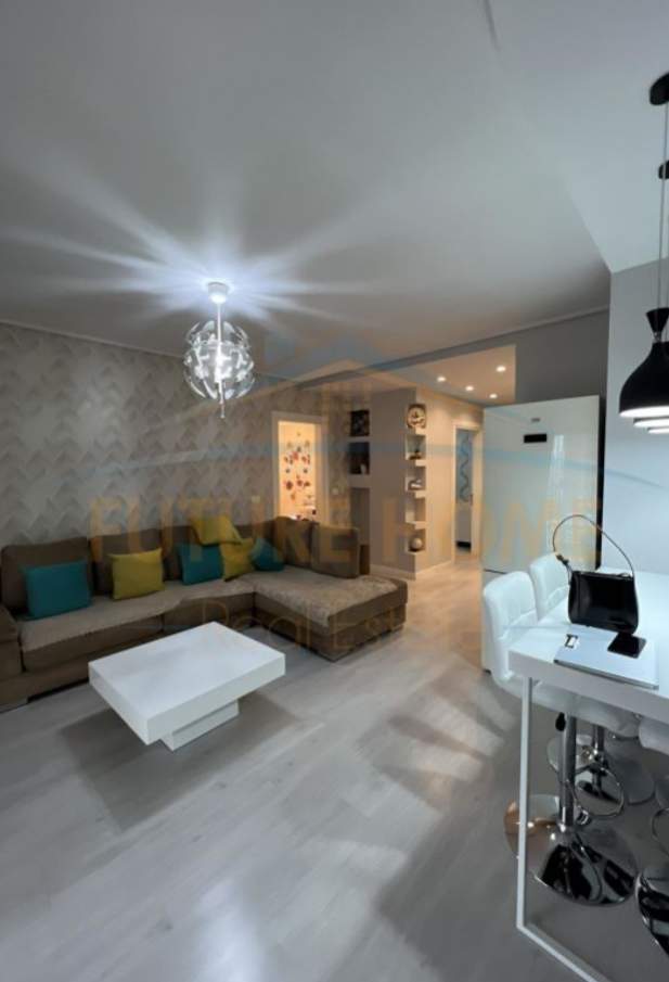 Tirane, jepet me qera apartament 2+1 Kati 7, 97 m² 450 Euro (Unaz e Re. Pran Alfa Bank)
