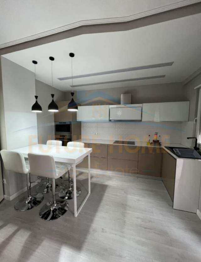 Tirane, jepet me qera apartament 2+1 Kati 7, 97 m² 450 Euro (Unaz e Re. Pran Alfa Bank)