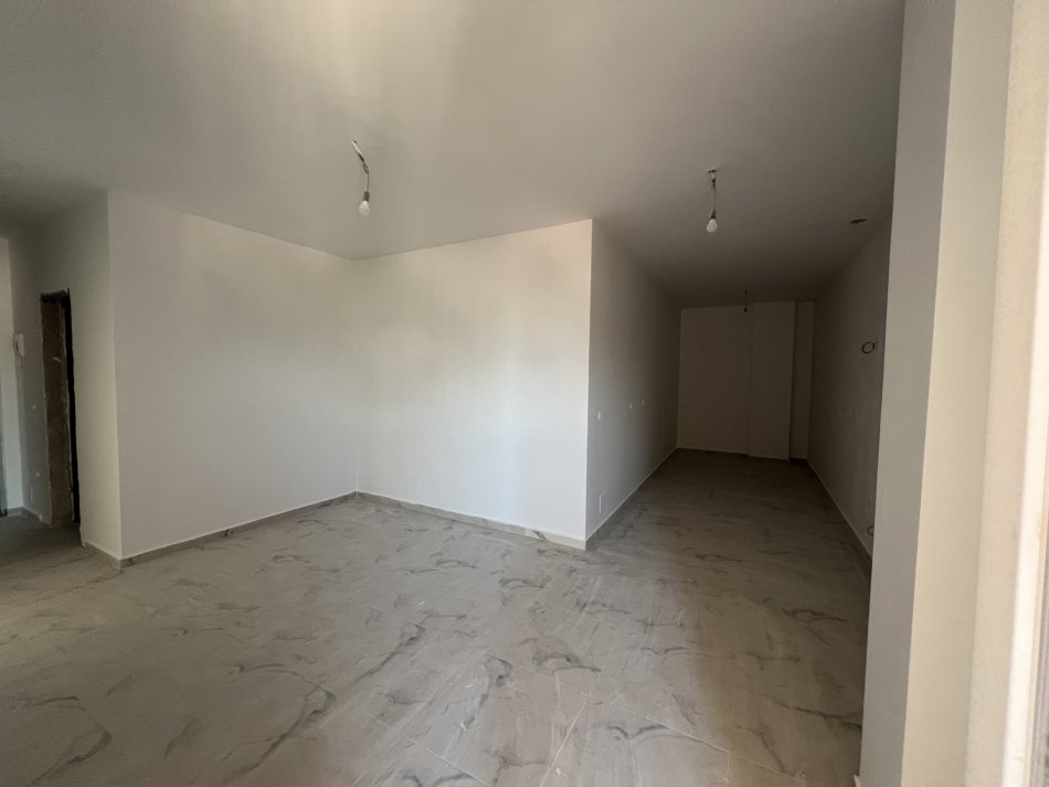 Tirane, shitet apartament 1+1+Ballkon , 75 m² 