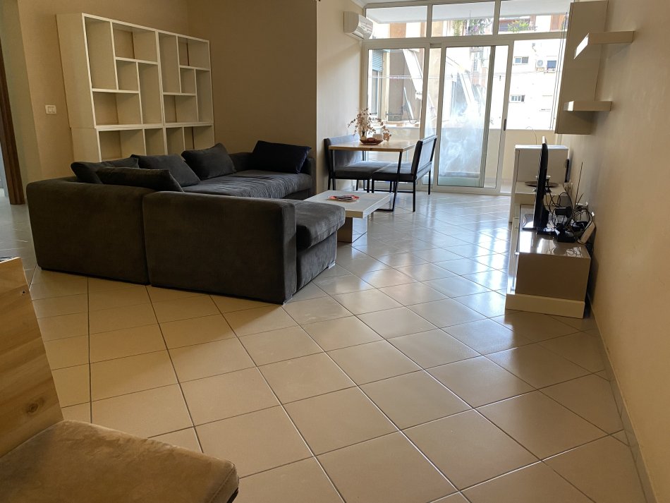 Tirane, jepet me qera apartament 2+1 Kati 8, 105 m² 600 € (Rruga Medar Shtlla, Komuna e Parisit)