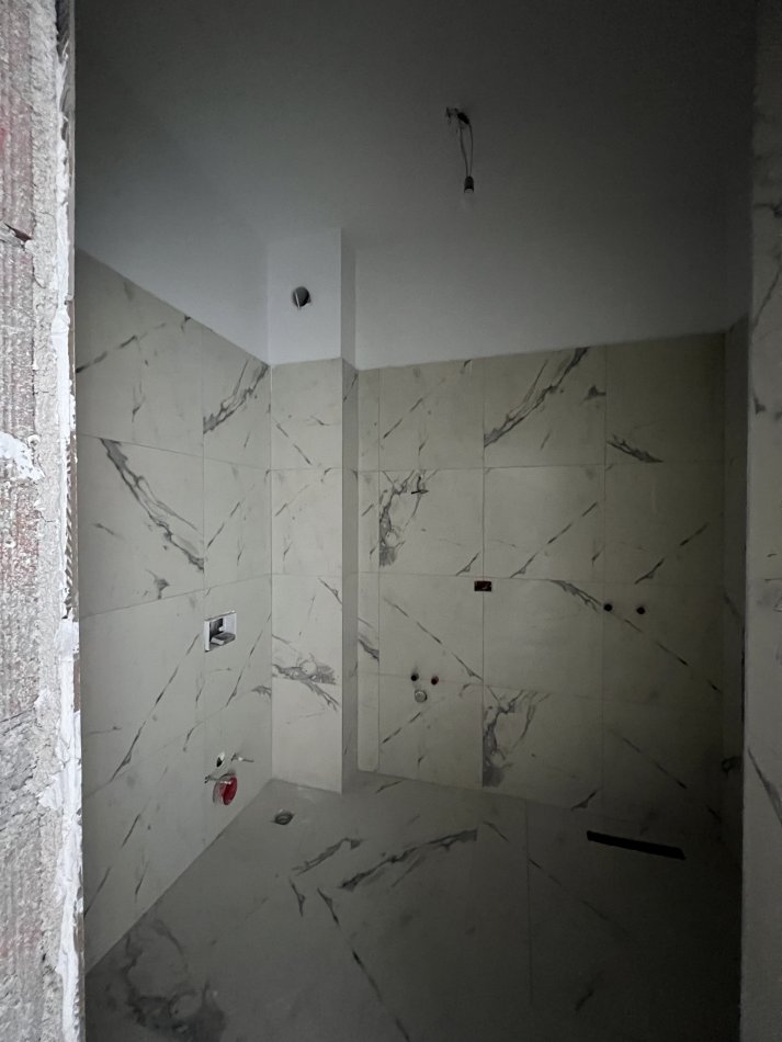 Tirane, shitet apartament 1+1+Ballkon , 75 m² 