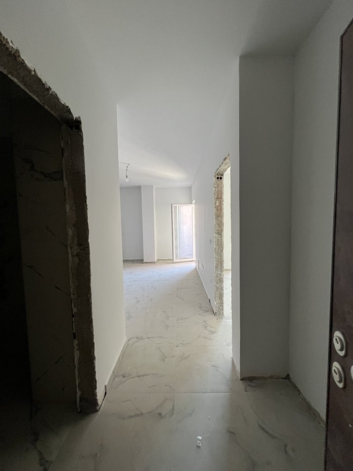 Tirane, shitet apartament 1+1+Ballkon , 75 m² 