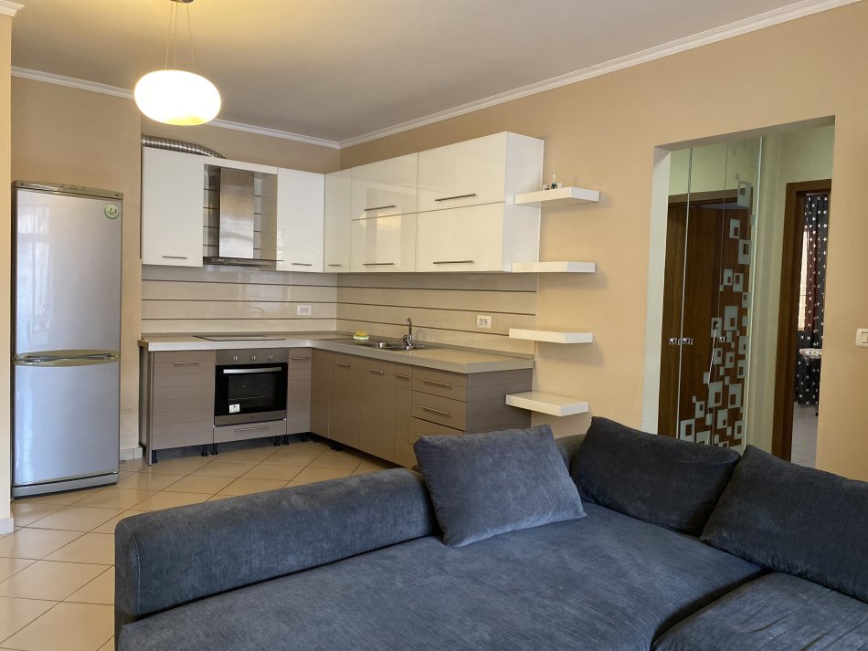 Tirane, jepet me qera apartament 2+1 Kati 8, 105 m² 600 € (Rruga Medar Shtlla, Komuna e Parisit)