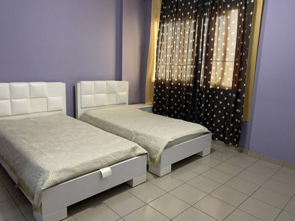 Tirane, jepet me qera apartament 2+1 Kati 8, 105 m² 600 € (Rruga Medar Shtlla, Komuna e Parisit)