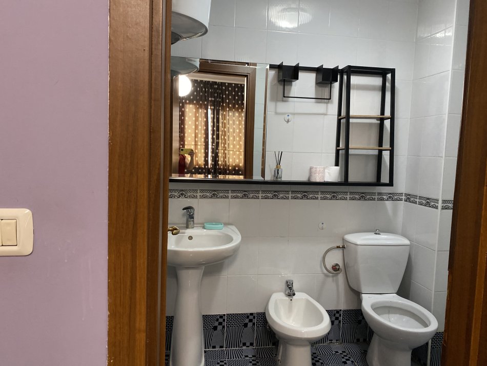 Tirane, jepet me qera apartament 2+1 Kati 8, 105 m² 600 € (Rruga Medar Shtlla, Komuna e Parisit)