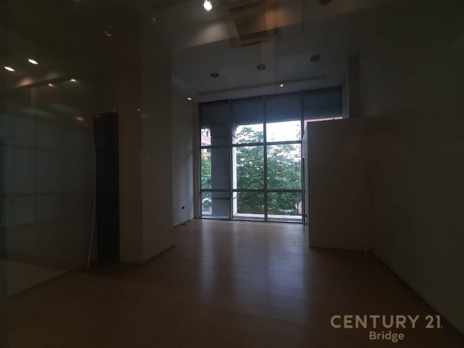 Tirane, jepet me qera zyre Kati 1, 200 m² 2.000 € (Rruga e Barrikadave)