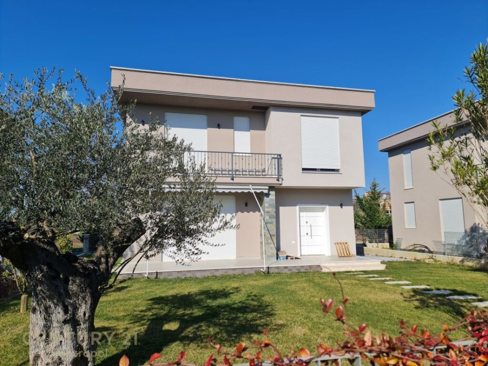 Durres, shitet Vile ne plazh 3+1 Kati 3, 193 m² (Gjiri i Lalëzit)