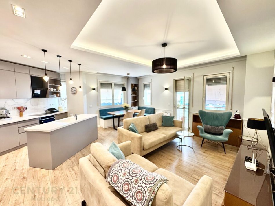 Tirane, jepet me qera apartament 3+1 Kati 3, 140 m² 900 € (Rezidenca Alba)