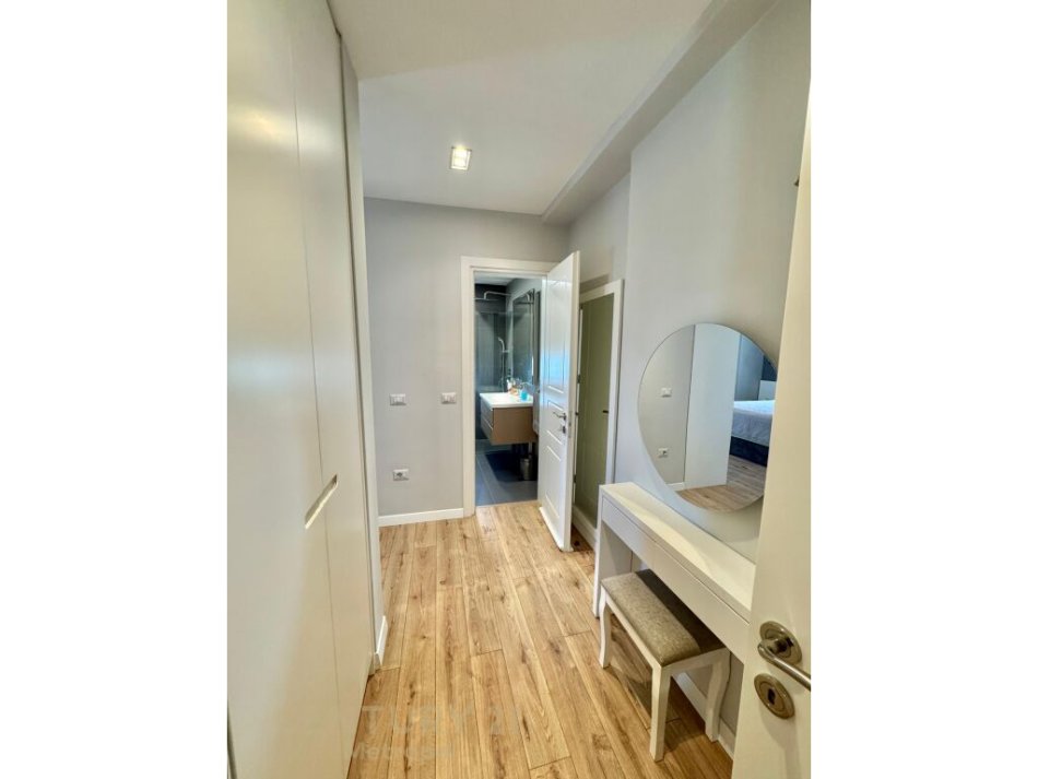 Tirane, jepet me qera apartament 3+1 Kati 3, 140 m² 900 € (Rezidenca Alba)