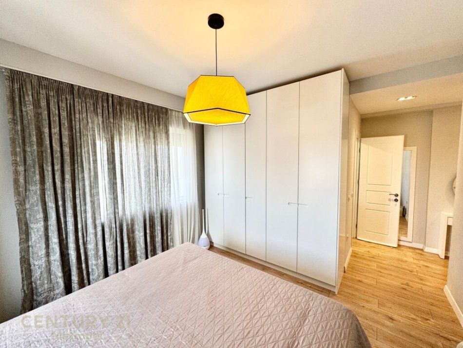 Tirane, jepet me qera apartament 3+1 Kati 3, 140 m² 900 € (Rezidenca Alba)