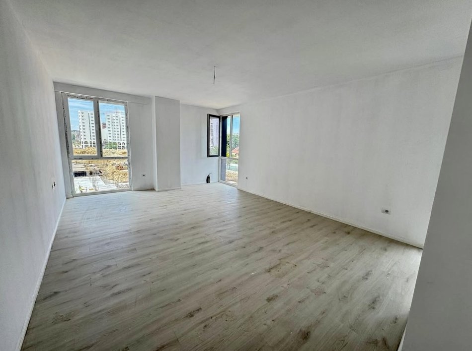 Tirane, jepet me qera apartament 2+1+Aneks+Ballkon Kati 3, 138 m² 700 € (Ish Fusha e Aviacionit)