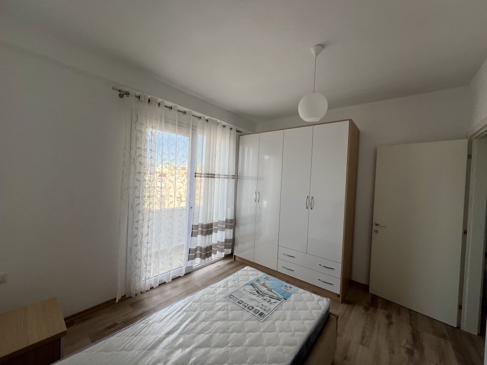 Tirane, jepet me qera apartament 2+1 , 90 m² (ish fusha e aviacionit)