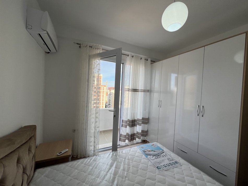 Tirane, jepet me qera apartament 2+1 , 90 m² (ish fusha e aviacionit)