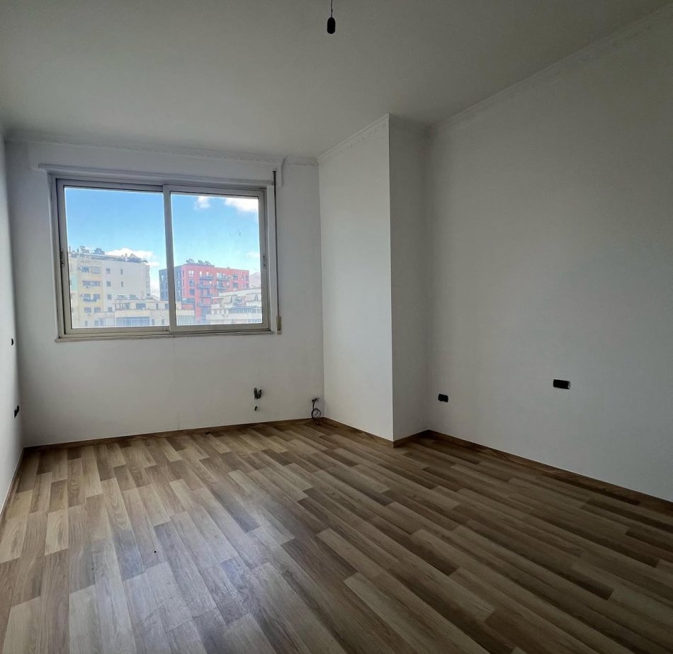 Tirane, Liste me oferta apartament 3+1 Kati 4, 139 m² 360.000 € (Komuna e Parisit)