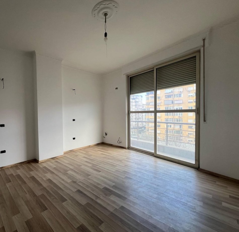Tirane, Liste me oferta apartament 3+1 Kati 4, 139 m² 360.000 € (Komuna e Parisit)
