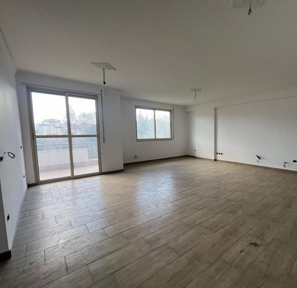 Tirane, Liste me oferta apartament 3+1 Kati 4, 139 m² 360.000 € (Komuna e Parisit)