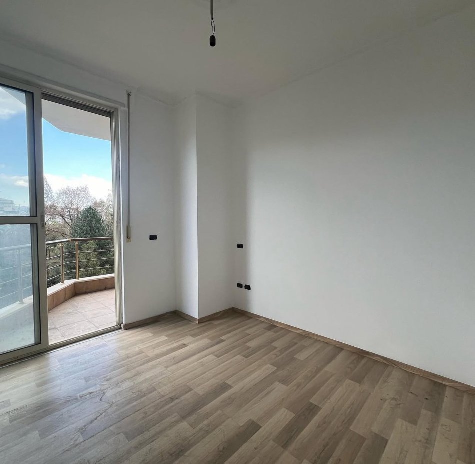 Tirane, Liste me oferta apartament 3+1 Kati 4, 139 m² 360.000 € (Komuna e Parisit)