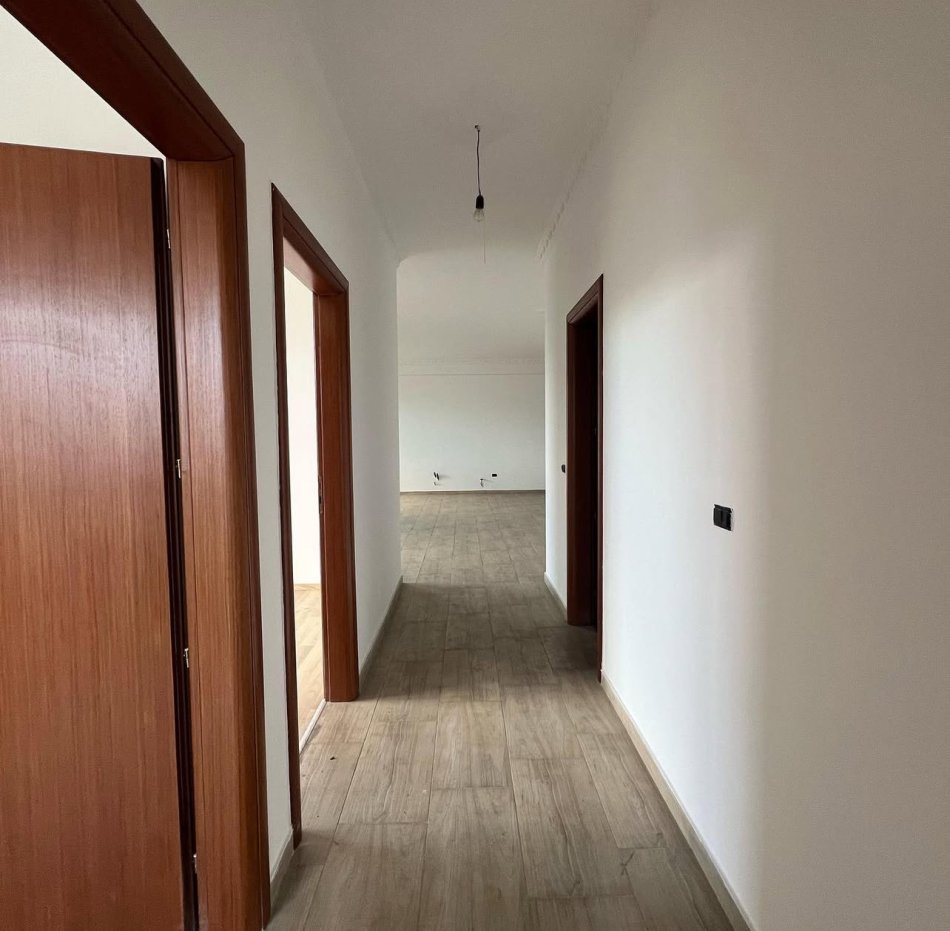 Tirane, Liste me oferta apartament 3+1 Kati 4, 139 m² 360.000 € (Komuna e Parisit)