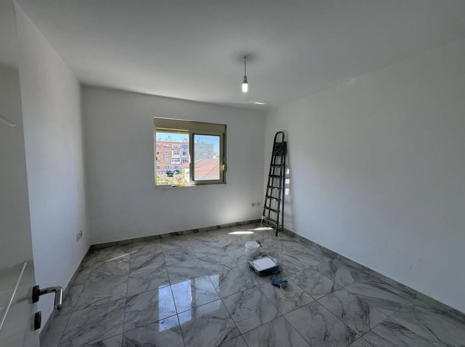 Tirane, jepet me qera apartament 2+1+Aneks+Ballkon Kati 3, 74 m² 350 € (Prane Shkolles Bajram Curri, Rruga Noko Avrami)