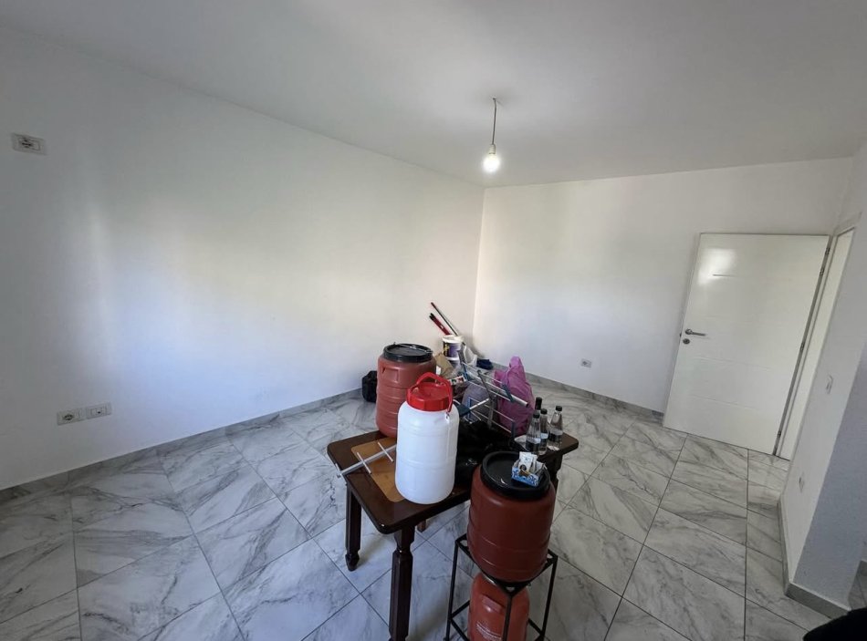 Tirane, jepet me qera apartament 2+1+Aneks+Ballkon Kati 3, 74 m² 350 € (Prane Shkolles Bajram Curri, Rruga Noko Avrami)