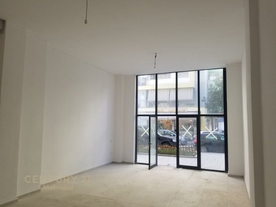 Tirane, shitet ambjent biznesi Kati 0, 60 m² 190.000 € (Pranë Report TV)