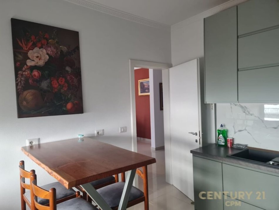 Tirane, jepet me qera apartament 2+1 Kati 2, 127 m² 700 € (Kopshti Botanik)
