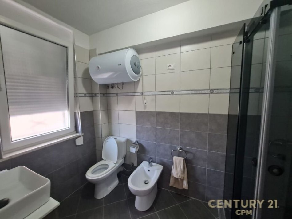Tirane, jepet me qera apartament 2+1 Kati 2, 127 m² 700 € (Kopshti Botanik)