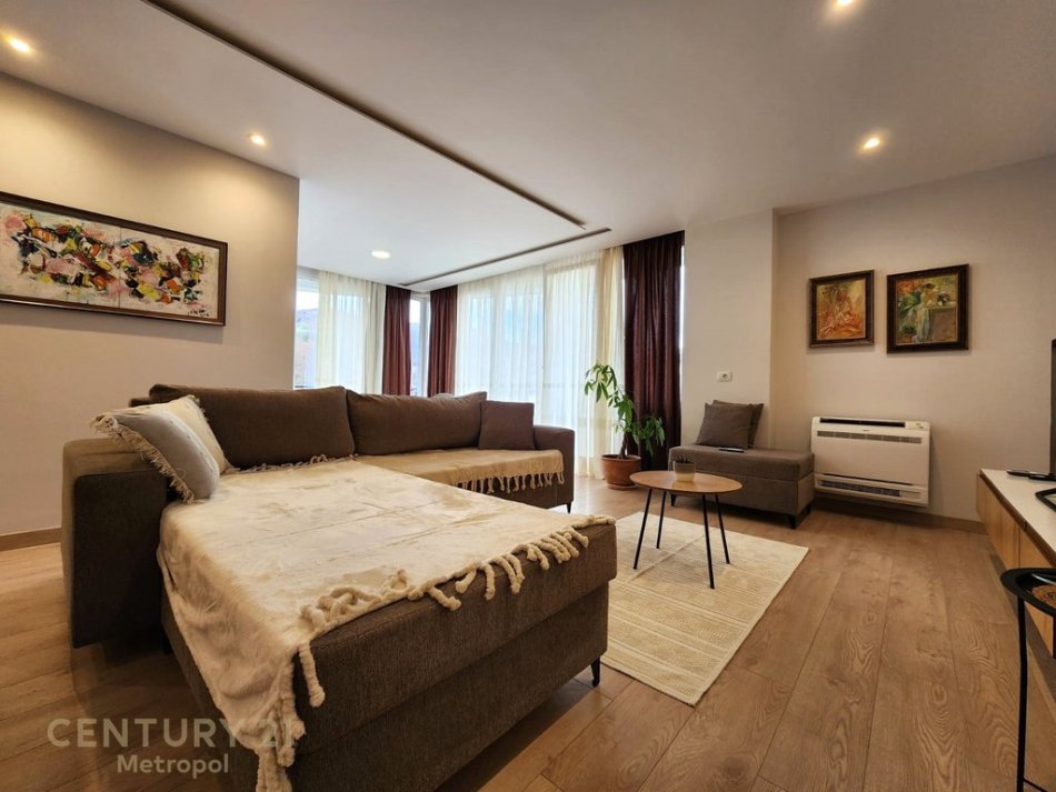 Tirane, jepet me qera apartament 3+1 Kati 3, 143 m² 900 € (Kopshti Botanik)