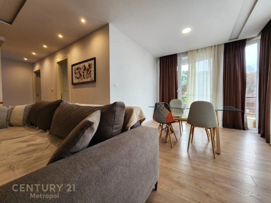 Tirane, jepet me qera apartament 3+1 Kati 3, 143 m² 900 € (Kopshti Botanik)
